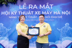 trao quà hội viên hội kỹ thuật xe máy hà nội