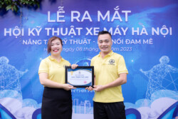 trao quà hội viên hội kỹ thuật xe máy hà nội