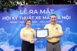 trao quà hội viên hội kỹ thuật xe máy hà nội