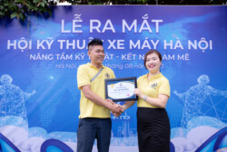trao quà hội viên hội kỹ thuật xe máy hà nội
