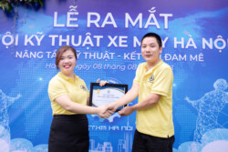 trao quà hội viên hội kỹ thuật xe máy hà nội