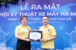 trao quà hội viên hội kỹ thuật xe máy hà nội
