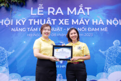 trao quà hội viên hội kỹ thuật xe máy hà nội