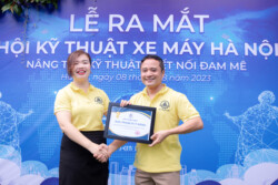 trao quà hội viên hội kỹ thuật xe máy hà nội